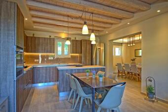 Luxury Villa Matzourana