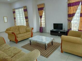 Oyo Home 90228 D'anjung Villa