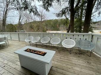 Chalet In The Heart Of Wakefield - Small Dogs Welcome!