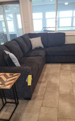 Cheerful Life At Cottage On Lake Erie