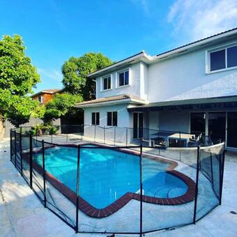 Spacious House, Heated Pool, Private Garden.