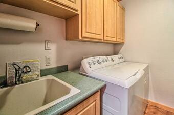 Luxury Show Low Retreat With Private Hot Tub!