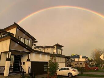 Modern And Luxurious 2 Bedroom Apartment Suite With Free Parking, Close To Vancouver