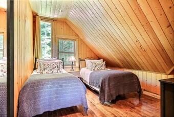 Corpo Friendly, Huge Log Chalet