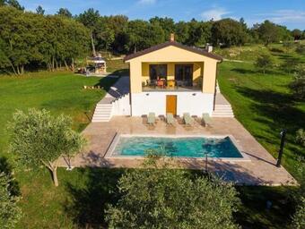 Villa Tai, Enjoy The Green Oasis With 2br ,wifi, Pool, AC