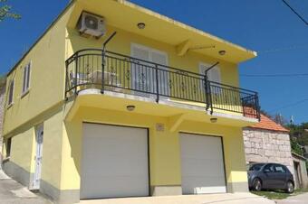 Apartamento Holiday Home An?i? ,?estanovac-makarska