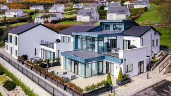 Bayview Luxury 3 Bedroom Apartment First Floor