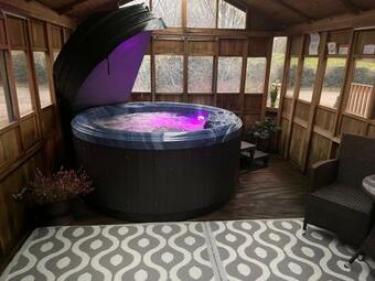 Lakeside Chalet With Private Hot Tub & Boat Hire.