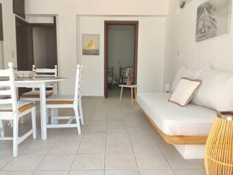 Gompos Apartment - Cozy Apartment Next To The Sea - Amazing Sea View