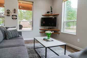 Riverfront Fishing Lodge W/ Hot Tub 5 Mins To Town