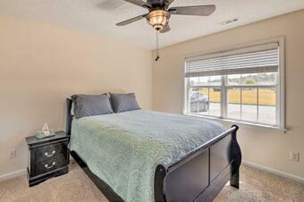 Lovely Swansboro Townhome - 8 Mi To Beach!