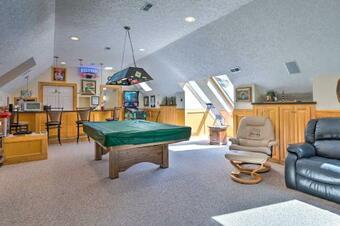 Spacious Chester Home With Yard On James River!