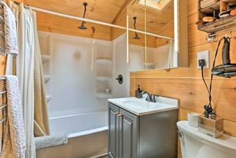 Mid-century Cabin With Resort Amenities On Lake!