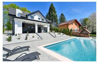 Awesome Home In Stubicke Toplice With Wifi, Outdoor Swimming Pool And 5 Bedrooms