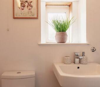 Eden Cottage- Charming Holiday Home With Courtyard Space