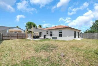 Bright 3-bed 2-bath Home W/ Parking And Outdoor Bbq
