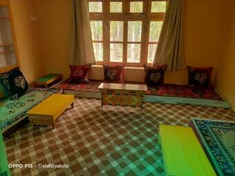 Hostal The Karim Residency