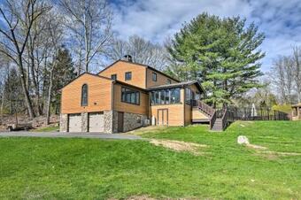 Dog-friendly Highland Home With Pool And Hot Tub!