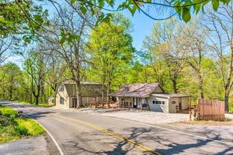 Stunning 2-building Rental - Walk To Marina!