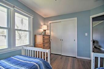 Cottage With Sunroom And Fire Pit, Walk To Lake!