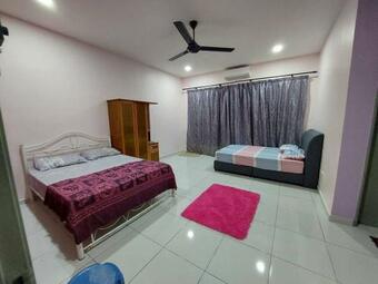 Flora Homestay Jenjarom