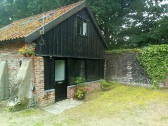 The Granary - Cottage With Coarse Fishing On A Private Lake.