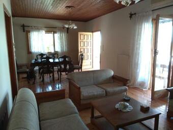 Cheerful 2-bedroom Home With Outdoor Dinner Place