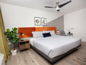 Hotel 4411 Inn & Suites