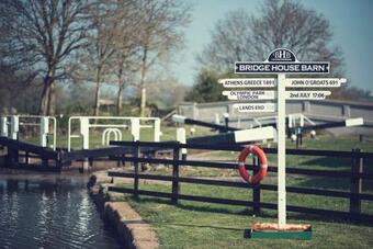 Hotel Bridge House Barn
