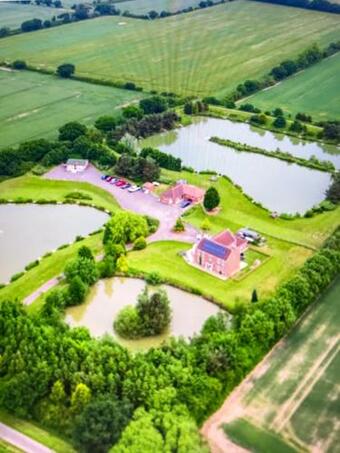 Lake View Lodge Overlooking Low Lake