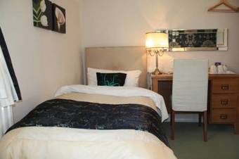 Hostal The Chestnuts Guest House