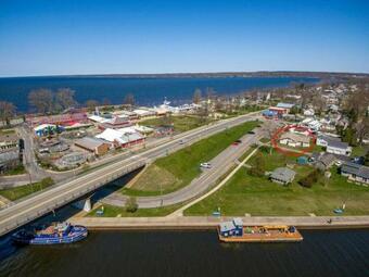 Canalside Casa- Beautifully Located