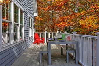 Beautiful Sandy Point Getaway With Wraparound Deck!
