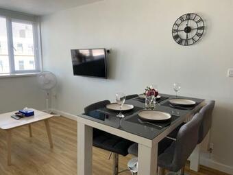 Spacious Apartment By Train Station