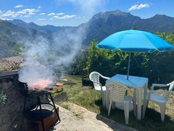 Incantevole Piccola Baita Di Montagna Con Camino