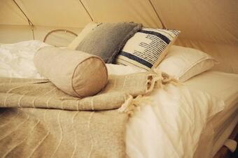 Sfeervol Ingerichte Bell Tent Op Rustig Watersportpark