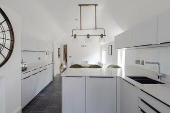 Redcliffe Parade No.9 I Your Apartment