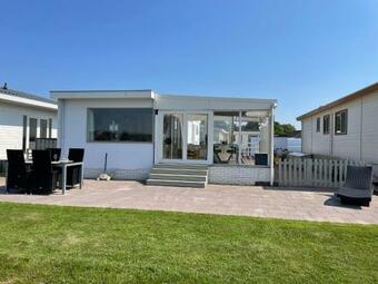 Luxe Chalet Direct Aan Het Water Met Strand