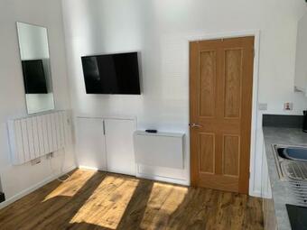 Modern 1-bed Apartment In Caldicot Self Check In