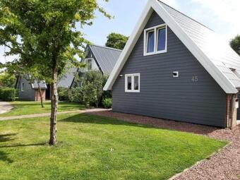 Stylish Holiday Home Near The Beach With Sunny Garden And Lots Of Privacy