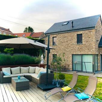 Juste � C�t�, Maison De Caract�re Avec Piscine