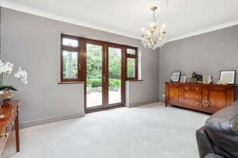 Villa Spacious Fully Detached House In Chigwell