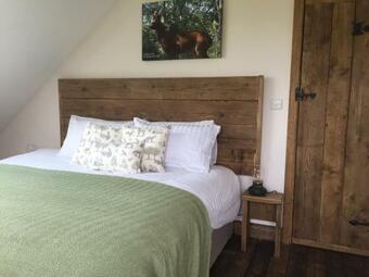 Deer Den Timber Clad Cabin With Hot Tub, Up Private Lane