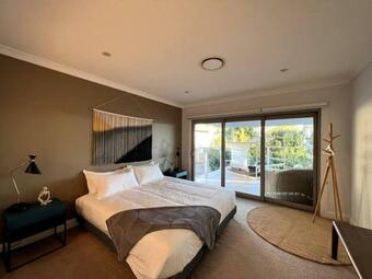 Lake View 5 Bedroom House With Private Pool.