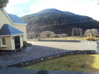 Castle View -entire Private 6-bedroom Vacation Home-with Sea Views On The Ring Of Kerry- Excellent Location -glenbeigh Coastal Village 5-minute Walk - Rossbeigh Beach-5-minute Drive - Dooks Golf Course 10-minute Drive- Dingle 1hr Drive - Wi-fi- Gas Bbq-