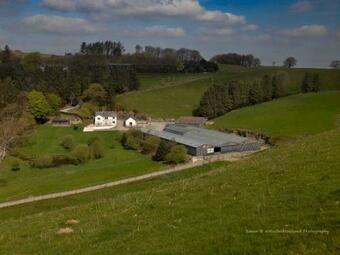 Pass The Keys Spacious Converted Barn Close To Lampeter