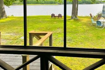 Peaceful Lakeside Retreat