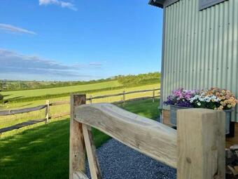 Luxury Shepherd Hut On Small South Hams Farm, Devon