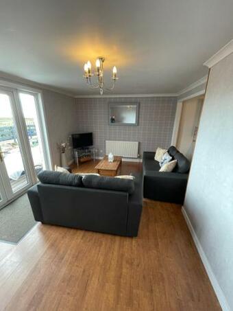 Spacious 2 Bed Apartment With Sea Views