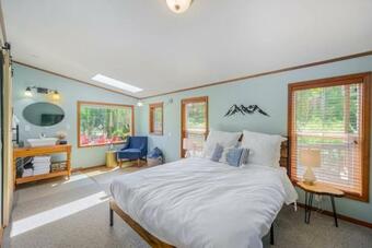 Riverfront Paradise W/ Hot Tub--little River House